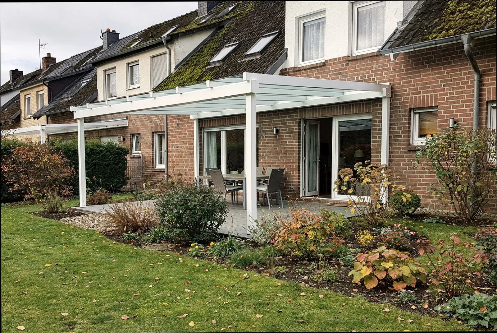 Glasüberdachung mit Markise über einer Terrasse an einem Wohnhaus in Ravensburg